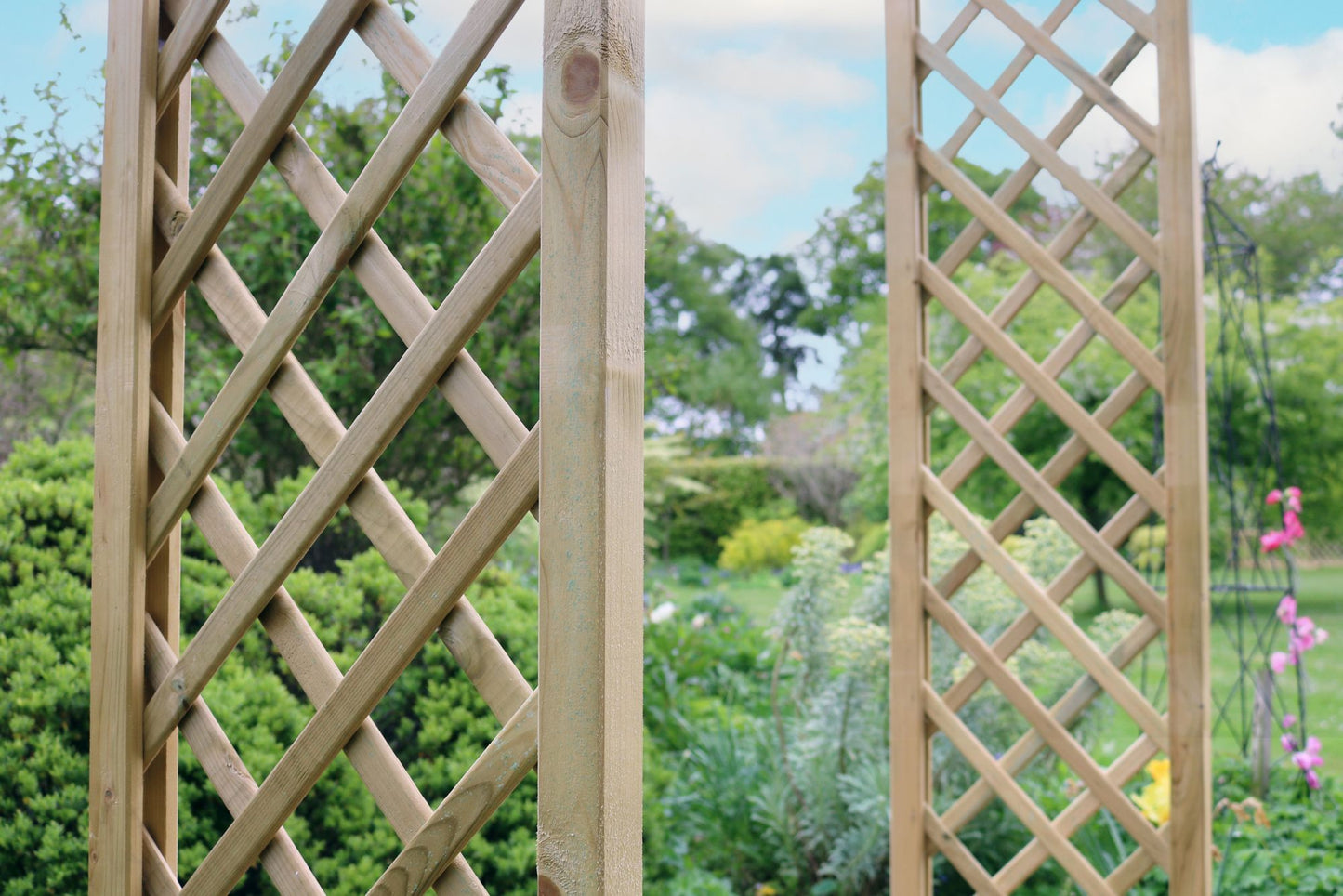 Coruna Flat Top Garden Arch with Trellis